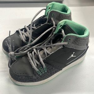 Youth basketball shoes